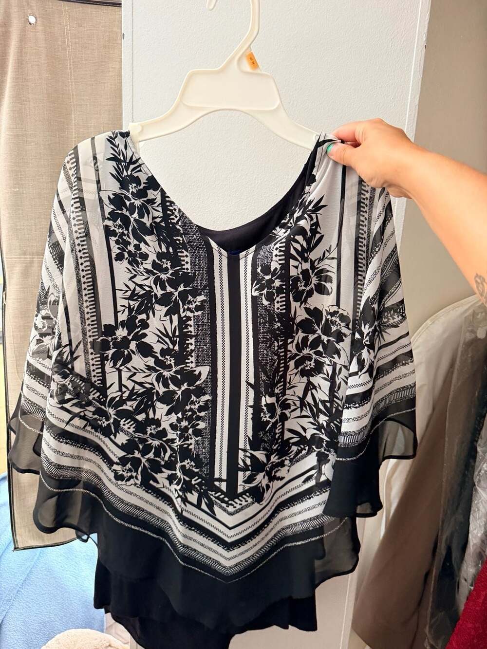 Apt. 9 V-Neck Blouse Size L Black White Floral Chiffon Flowy